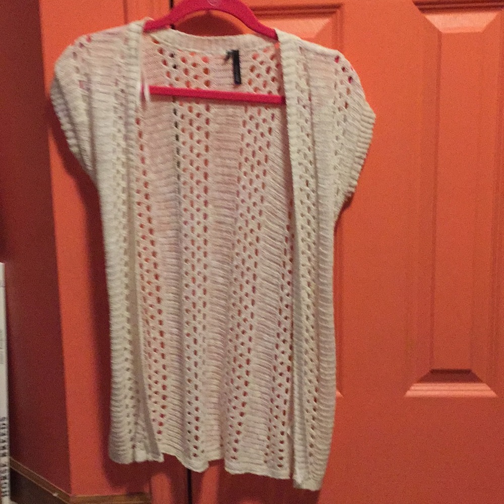 White short sleeve cardigan Maurices x-small